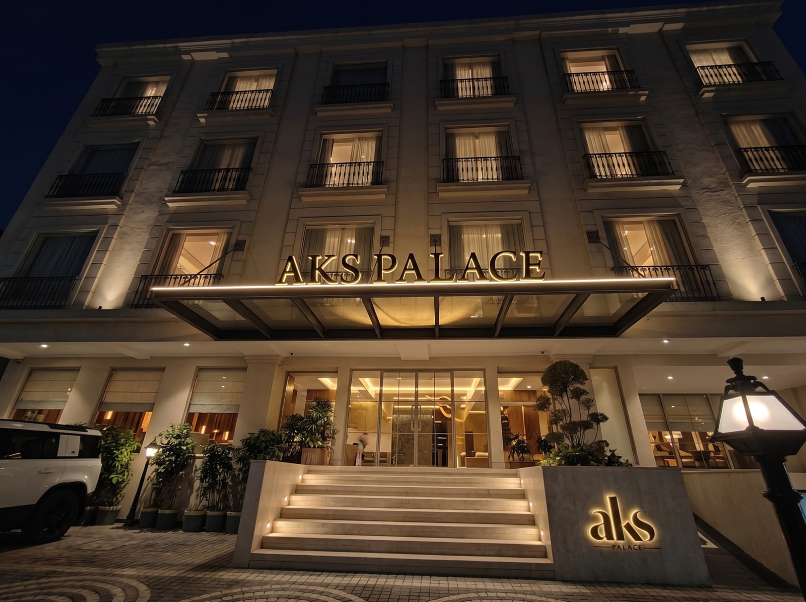 Top Hotel in Varanasi – Experience a Comfortable Stay at AKS Palace